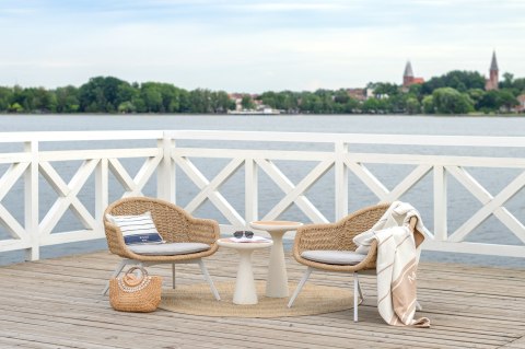 Fotel wypoczynkowy Bati Miloo Garden z aluminium w kolorze białym mat i beżowego ekorattanu.