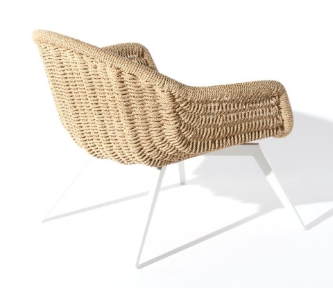 Fotel wypoczynkowy Bati Miloo Garden z aluminium w kolorze białym mat i beżowego ekorattanu.