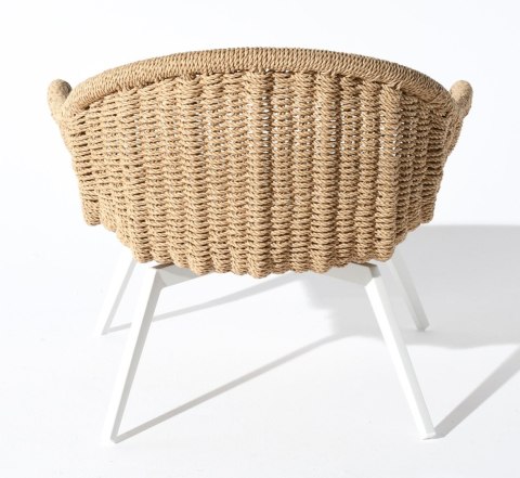 Fotel wypoczynkowy Bati Miloo Garden z aluminium w kolorze białym mat i beżowego ekorattanu.