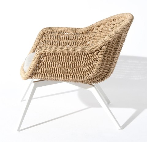 Fotel wypoczynkowy Bati Miloo Garden z aluminium w kolorze białym mat i beżowego ekorattanu.