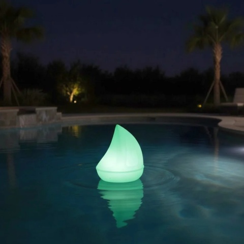 Pływająca lampa LED żaglówka 25x15x20cm, 8 diod RGB, akumulator 10h, klasa szczelności IP68, sterowanie pilotem, kod 7010070.