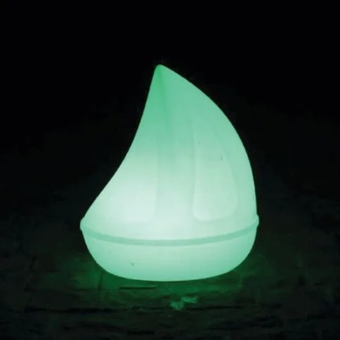 Pływająca lampa LED żaglówka 25x15x20cm, 8 diod RGB, akumulator 10h, klasa szczelności IP68, sterowanie pilotem, kod 7010070.