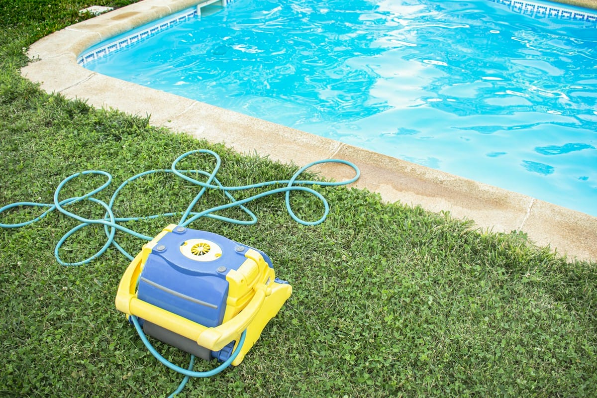 Jakie środki do czyszczenia basenu są zupełną podstawą?